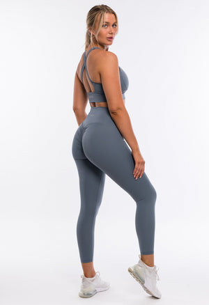 Kichkina jinsiy olatni ikki jingalak xonim xizmat qildi Men siyishga bordim va jinsiy olatni kordim.